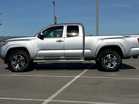 Used 2016 Toyota Tacoma TRD Sport w/ Towing Package image 7
