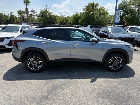 Used 2025 Chevrolet Trax LT w/ LT Convenience Package FWD image 8