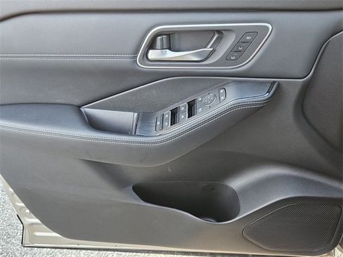 Used 2025 Nissan Rogue Platinum w/ Tech Package image 30