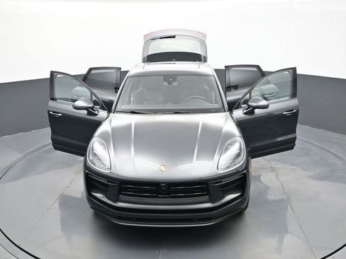 Certified 2025 Porsche Macan AWD/4WD image 31