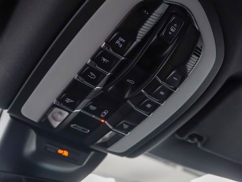 Certified 2025 Porsche Macan image 28