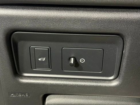 Used 2018 Land Rover Discovery Sport SE image 40