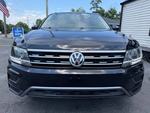 Used 2020 Volkswagen Tiguan SE w/ Panoramic Sunroof Package FWD image 2