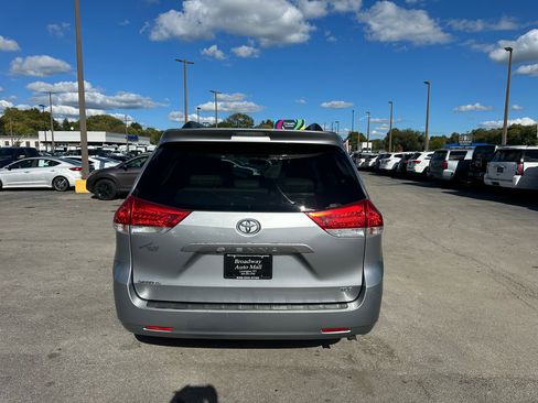 Used 2013 Toyota Sienna XLE image 4