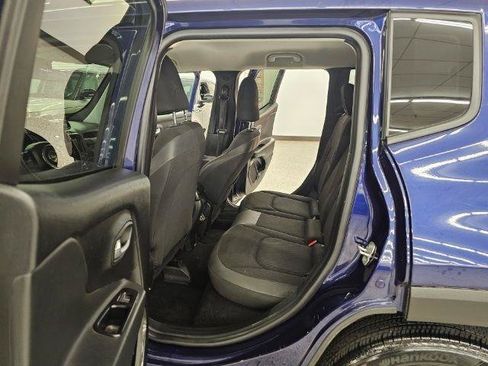 Used 2018 Jeep Renegade Altitude FWD image 9