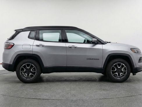 Used 2025 Jeep Compass Trailhawk AWD/4WD image 11