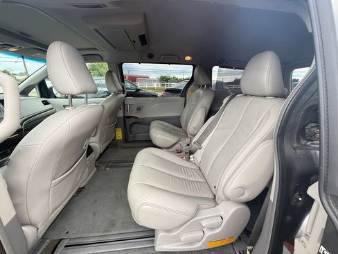 Used 2014 Toyota Sienna XLE w/ XLE Premium Package FWD image 18