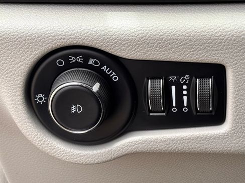 Used 2023 Chrysler Pacifica Touring-L FWD image 20