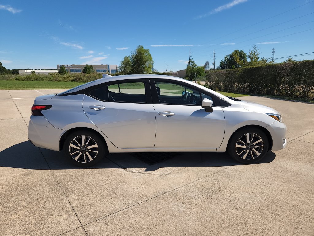 Used 2025 Nissan Versa SV FWD image 4