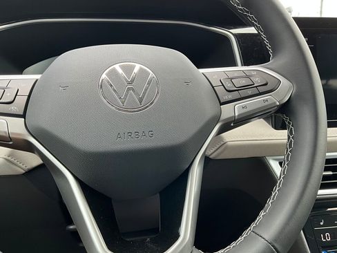 New 2025 Volkswagen Taos SE image 20