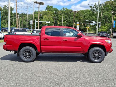 Used 2016 Toyota Tacoma SR w/ Towing Package AWD/4WD image 7