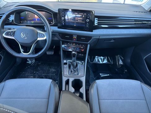 Used 2025 Volkswagen Jetta SE image 30