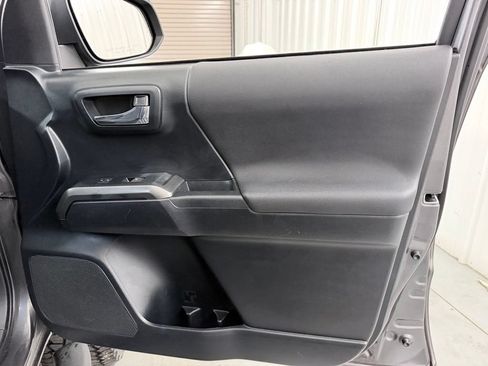Used 2019 Toyota Tacoma TRD Off-Road w/ Technology Package AWD/4WD image 36