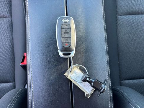 Used 2025 Nissan Rogue SV image 21