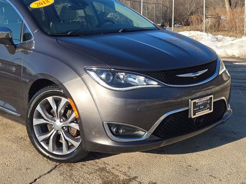 Used 2018 Chrysler Pacifica Limited w/ Tire & Wheel Group image 2