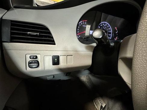 Used 2012 Toyota Sienna LE FWD image 32