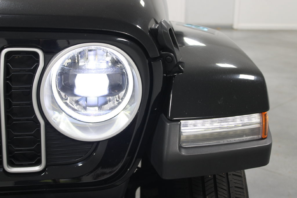 Used 2025 Jeep Wrangler Unlimited Sahara AWD/4WD image 13
