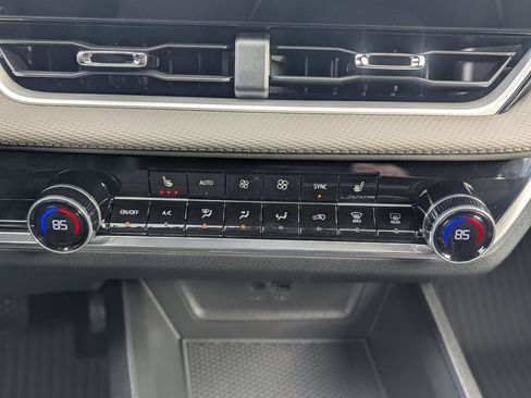 New 2026 Chevrolet Equinox LT w/ Convenience Package II image 24