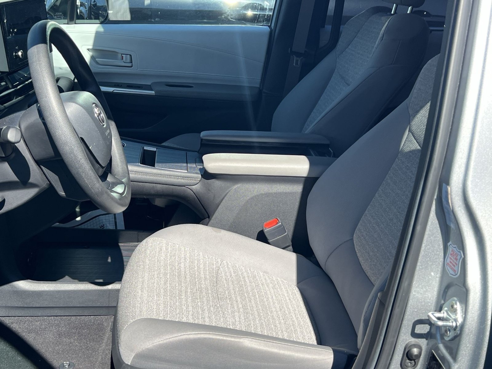 Used 2025 Toyota Sienna LE FWD image 10