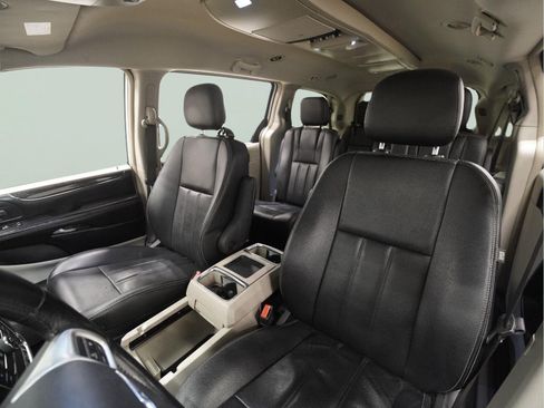 Used 2016 Chrysler Town & Country Touring FWD image 15