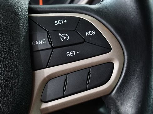 Used 2017 Jeep Cherokee Latitude AWD/4WD image 33