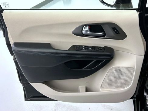 Used 2021 Chrysler Pacifica Touring-L image 9