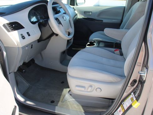 Used 2013 Toyota Sienna LE FWD image 11