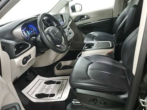 Used 2023 Chrysler Pacifica Touring-L FWD image 2