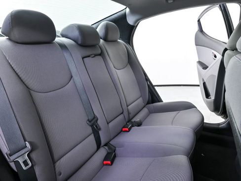 Used 2014 Hyundai Elantra SE image 18