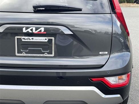 New 2025 Kia Niro SX image 11
