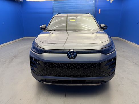 Certified 2025 Volkswagen Tiguan SE R-Line AWD/4WD image 3