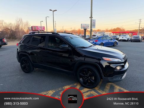 Used 2017 Jeep Cherokee Sport image 3