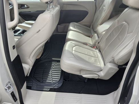 Used 2017 Chrysler Pacifica Touring-L w/ Tire & Wheel Group FWD image 5