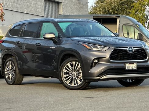 Used 2021 Toyota Highlander Platinum image 2