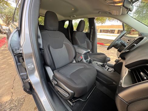 Used 2020 Jeep Cherokee Latitude FWD image 20
