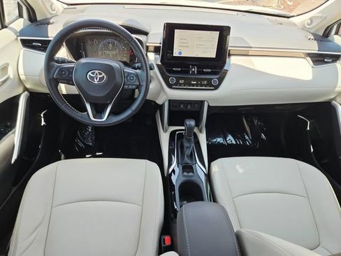 Used 2023 Toyota Corolla Cross XLE w/ Convenience Package AWD/4WD image 11