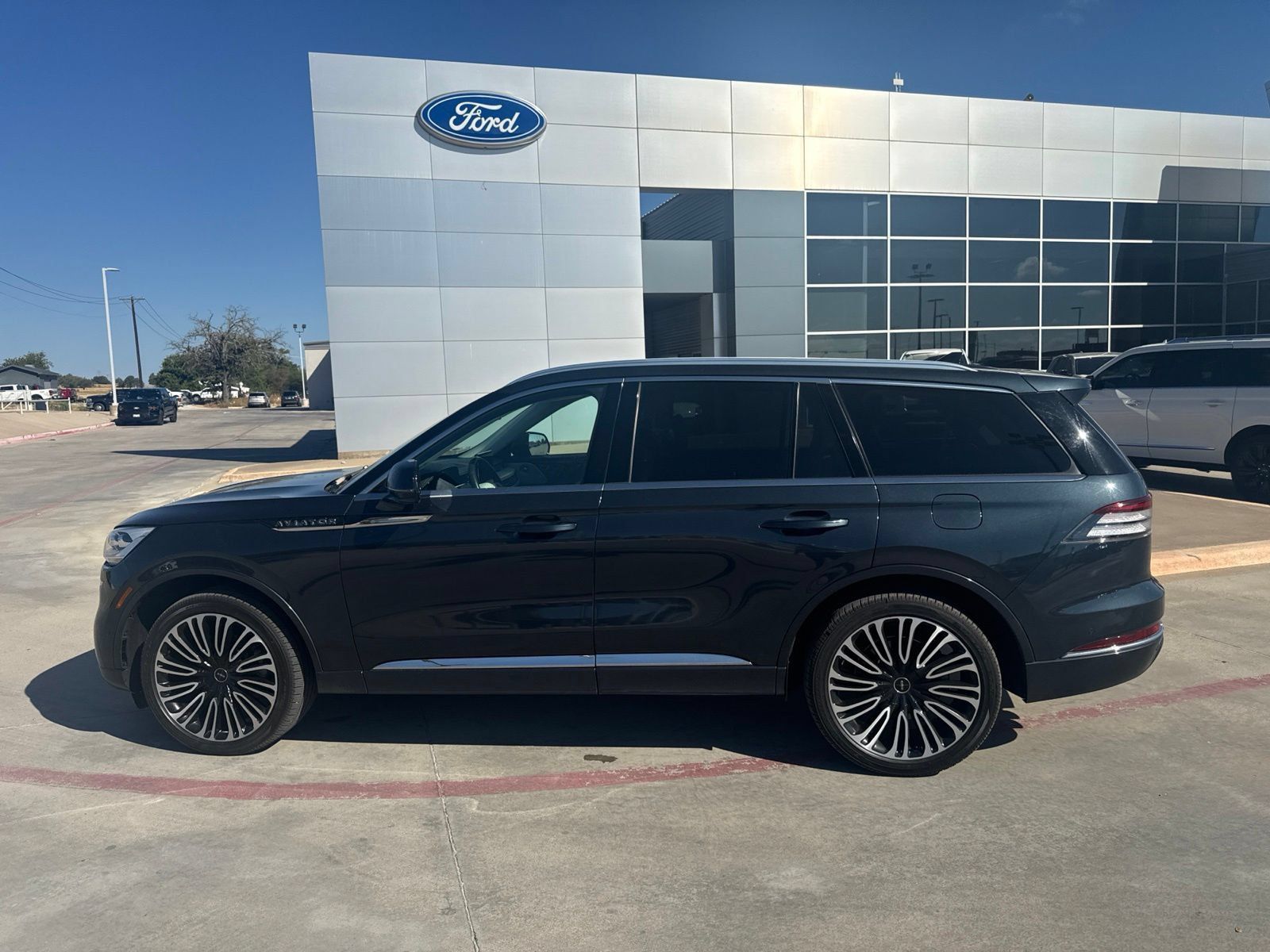 Used 2023 Lincoln Aviator Black Label w/ Class IV Trailer Tow Package AWD/4WD image 8