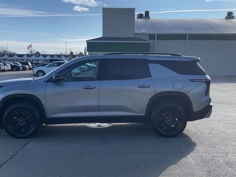 Used 2025 Chevrolet Traverse LT image 5