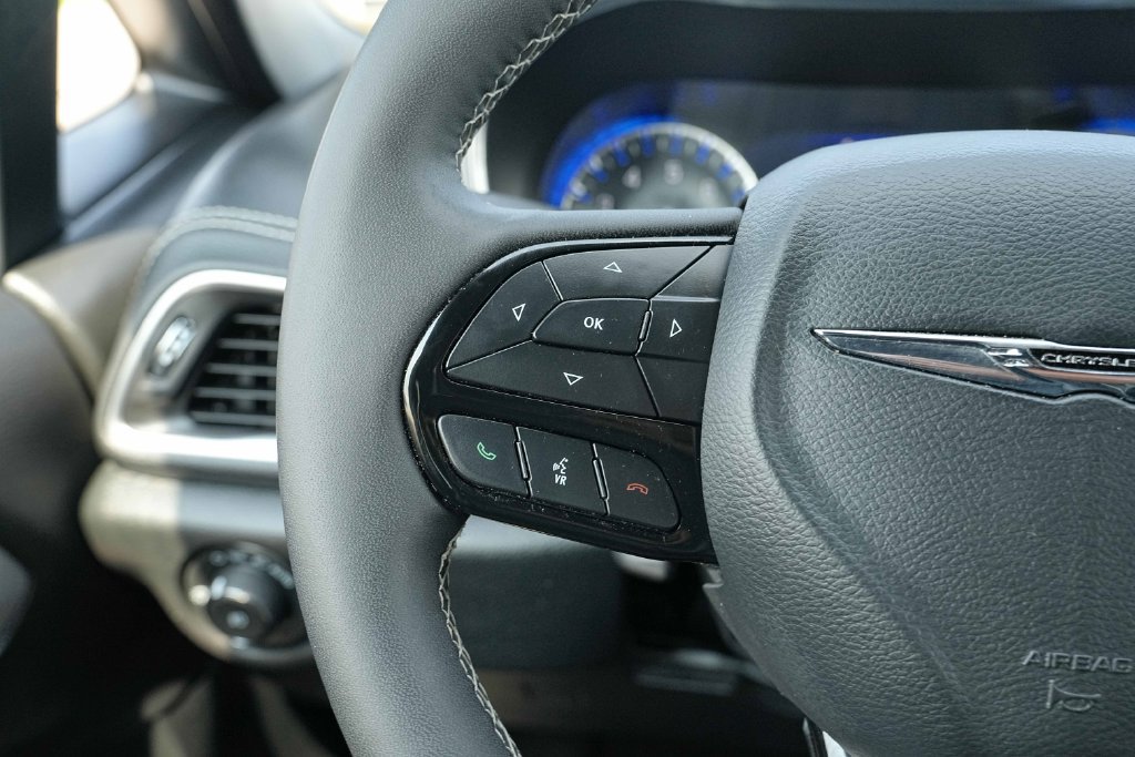 Used 2025 Chrysler Pacifica Limited FWD image 34