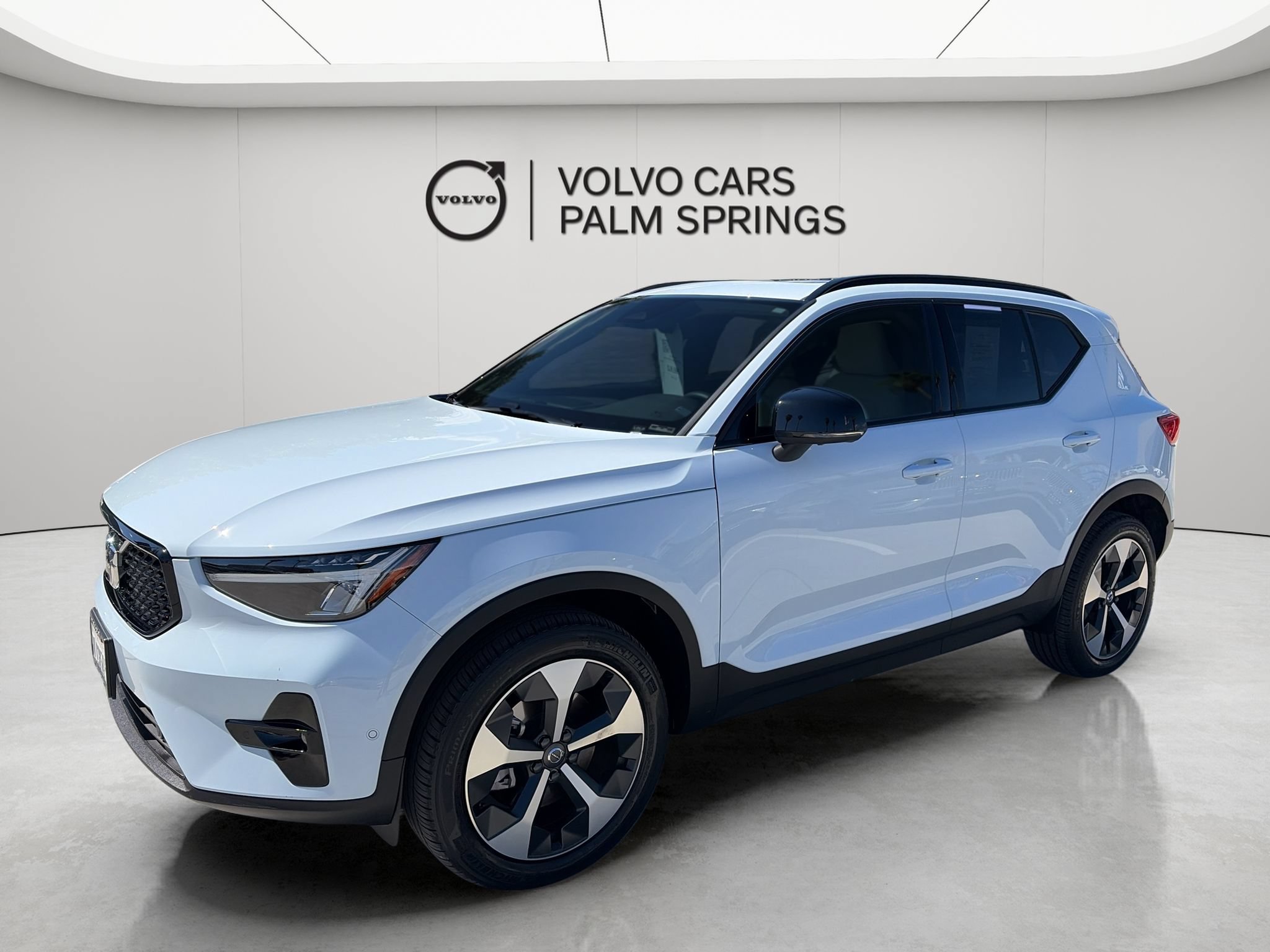 Used 2024 Volvo XC40 B5 Plus w/ Protection Package Premier AWD/4WD image 3