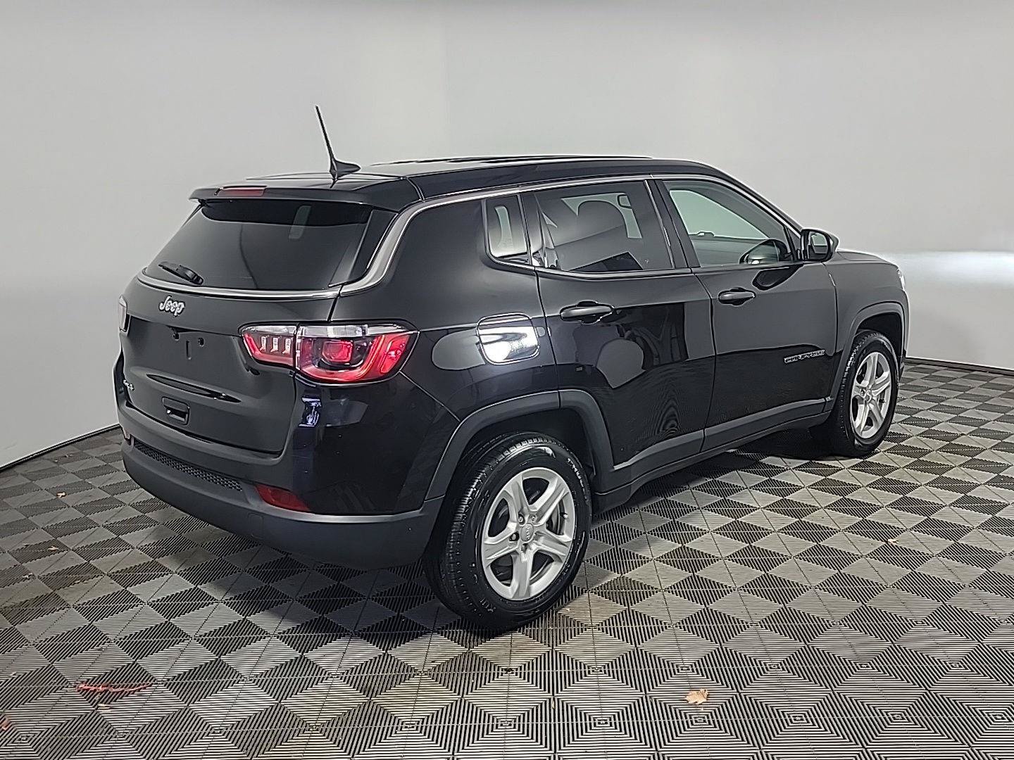 Used 2023 Jeep Compass Sport AWD/4WD image 4