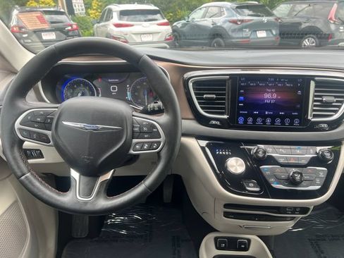 Used 2017 Chrysler Pacifica Touring-L Plus w/ Advanced Safetytec Group FWD image 11