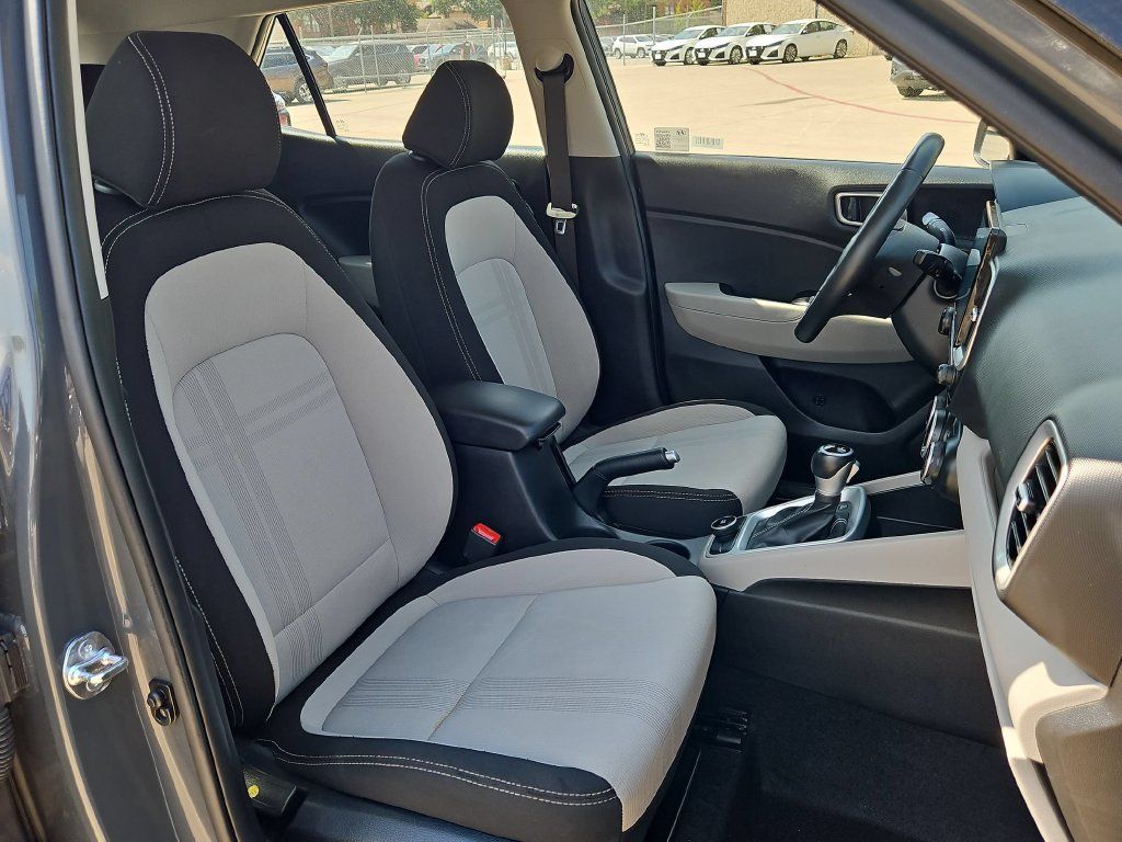 Used 2025 Hyundai Venue SEL FWD image 31