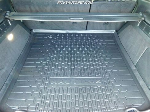 Used 2019 Lincoln Nautilus Select image 21