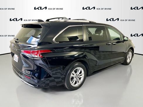 Used 2024 Toyota Sienna Limited FWD image 7