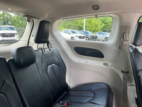 Used 2023 Chrysler Pacifica Touring-L FWD image 32