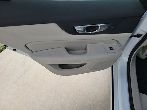 Used 2020 Volvo S60 T5 Momentum image 11