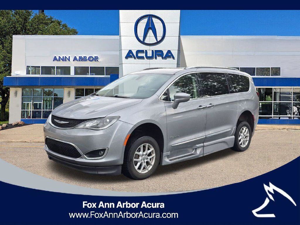 Used 2020 Chrysler Pacifica Touring-L FWD image 2