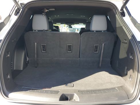 Used 2024 Buick Enclave Essence image 10