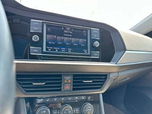 Used 2020 Volkswagen Jetta SE FWD image 18